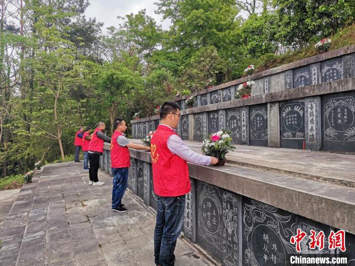 玉壶镇干部、党员、志愿者献上鲜花。　陈海龙 摄