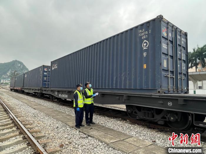 湖南直达东盟首趟国际货运班列从凭祥铁路口岸出境