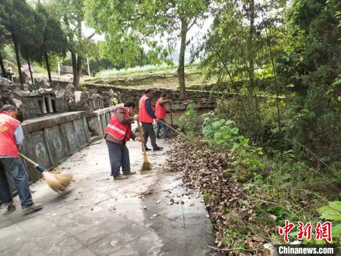 玉壶镇干部、党员、志愿者正在扫墓。　陈海龙 摄