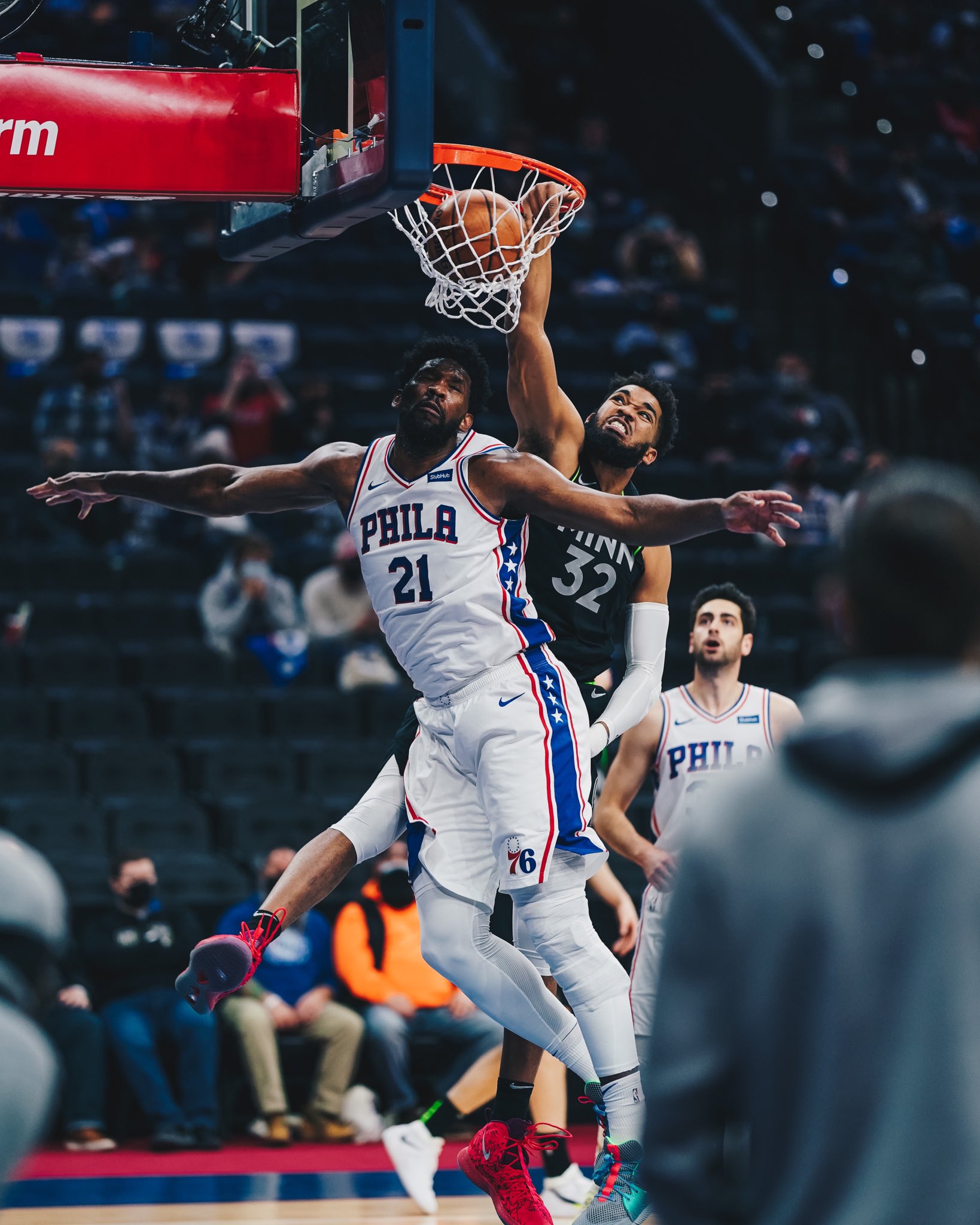 唐斯强突隔扣恩比德!