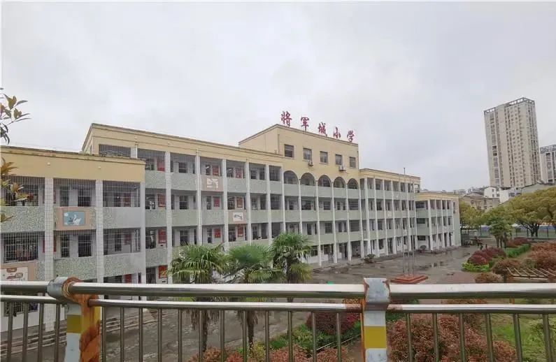 将军城小学3 月 30 日下午 1:45 左右,湖北红安县万锦城业主微信群