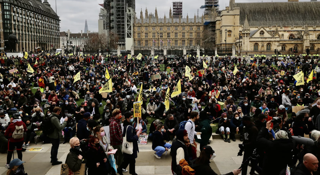 伦敦市中心议会广场反警察法抗议示威活动 图源：美媒