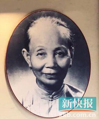 游客在革命母亲李梨英故居参观.■红色古井里的井水至今仍然清澈.