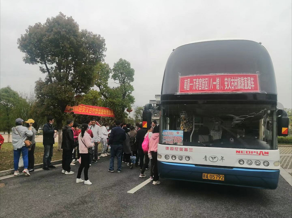 正文 4月3日,江西都市城際公交有限公司旅遊景區直通車首發