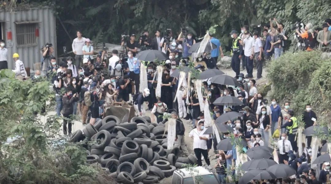 台铁列车脱轨事故第三天丨死亡人数由51下修为48，涉事工程车车主被起底休闲区蓝鸢梦想 - Www.slyday.coM