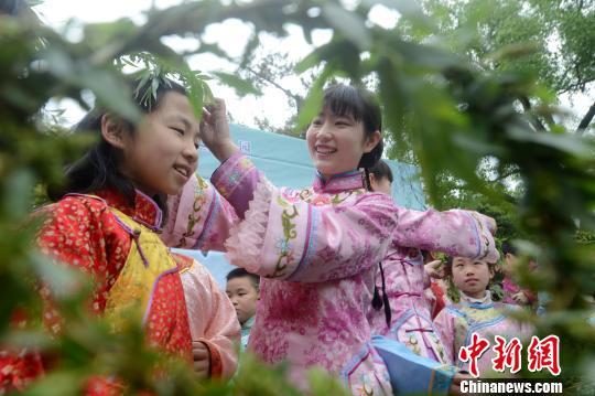 资料图：图为清明节，扬州一景区开展“插柳戴柳”民俗文化活动。孟德龙 摄