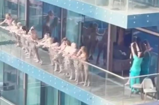 10多名女子在阳台拍裸照 结局让人意外 手机新浪网