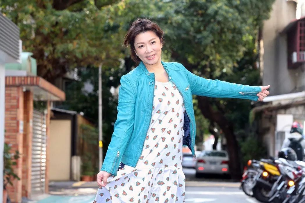 原本就因为原生家庭而痛苦,又受到感情的打击,赵咏华不幸患上了抑郁