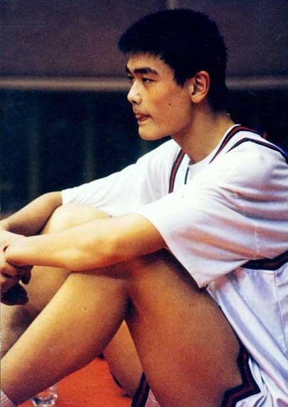 五,1994年3月6号,15岁的姚明正式成为上海男篮青年队的球员,他也搬到