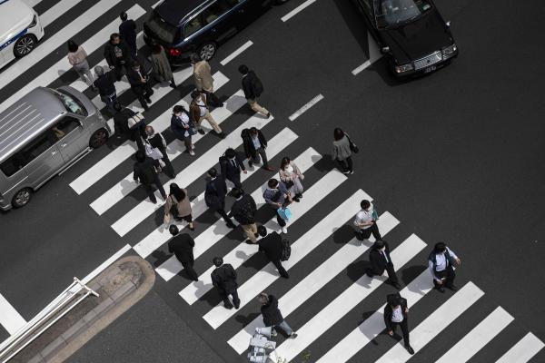 当地时间2021年4月1日，日本东京，民众戴口罩出行。人民视觉图