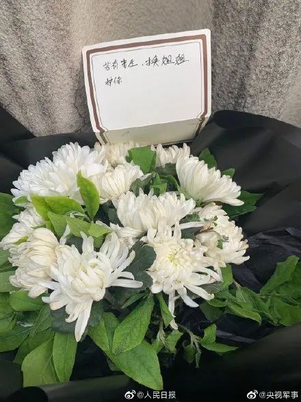 清明节网友网上下单为戍边烈士肖思远送花现场画面让人泪目