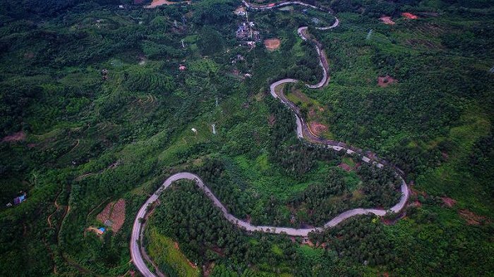 崇山峻岭间，盘山公路伸展蜿蜒。图片来源：界面海南