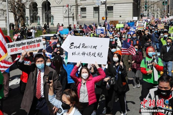 当地时间4月4日，纽约举行反仇恨亚裔大游行，上万民众手持标语在曼哈顿弗利广场集会后，游行穿过布鲁克林大桥至布鲁克林卡德曼广场。 中新社记者 廖攀 摄