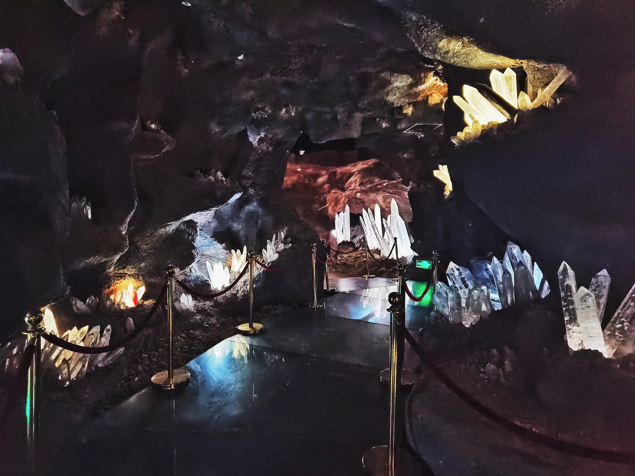 博物馆"开天辟地"展厅的水晶矿洞