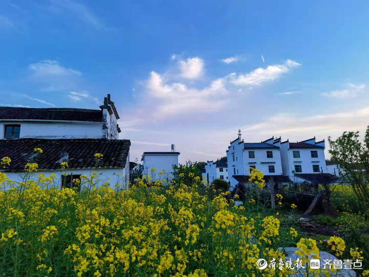 夕阳下的婺源漳村,如诗如画