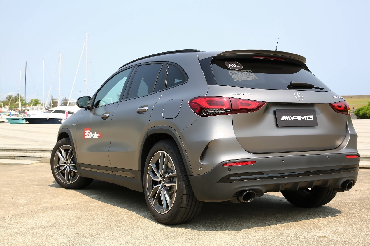 为了进一步展现其独特的身份,在整体外观细节上gla35和glb35都进行了