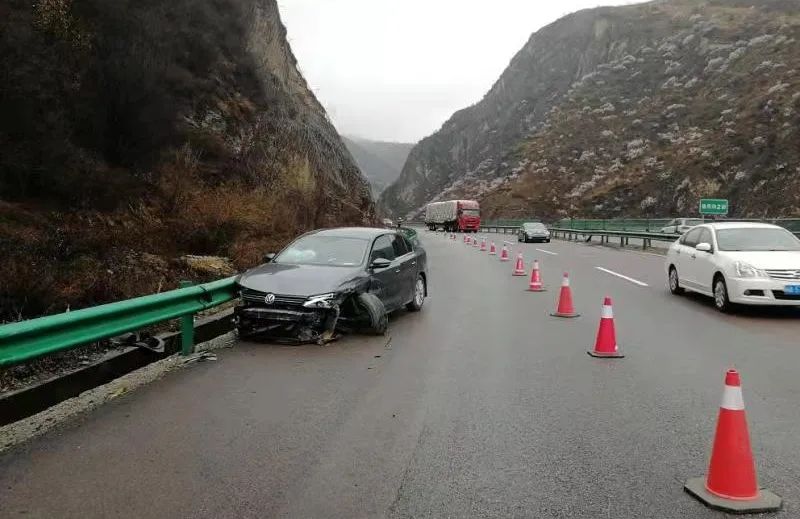 高速交警十四大队民警接到报警后迅速出警,事故现场位于弯道路段,路面