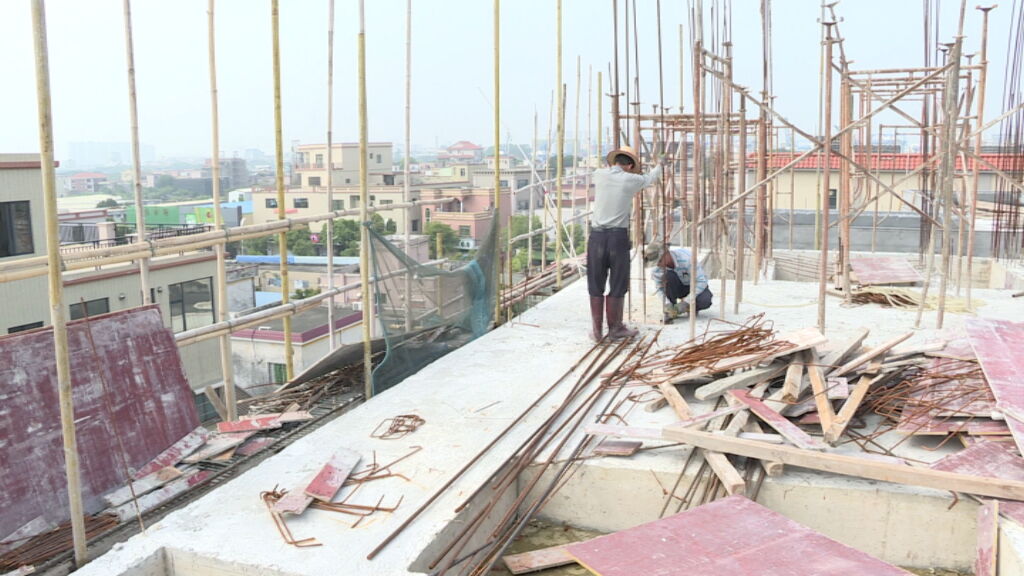 欧建锋说,发现情况后,他们已经多次上门劝阻业主的这一违建行为,业主