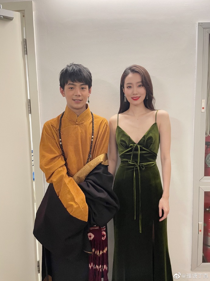 丁真晒与贾玲妈妈张小斐合影藏族打扮表情娇羞