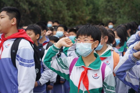 秉先烈遗志山大附中奥体中路学校组织烈士陵园扫墓活动