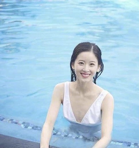 京东老板娘章泽天晒健身照穿紧身衣大秀性感颜值身材不输明星