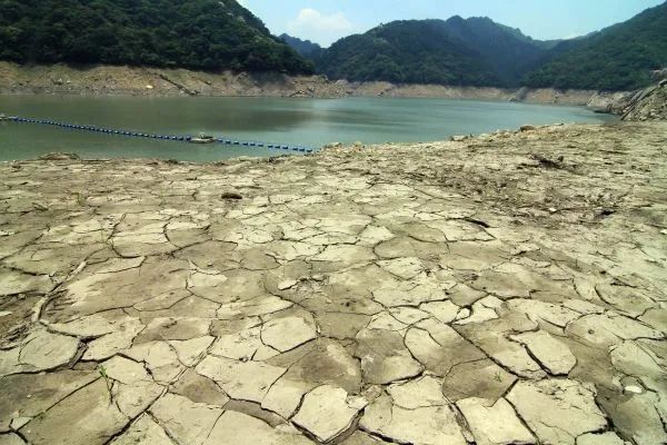 资料图片:桃园县石门水库水位持续下降,河床上的淤泥已晒干结块