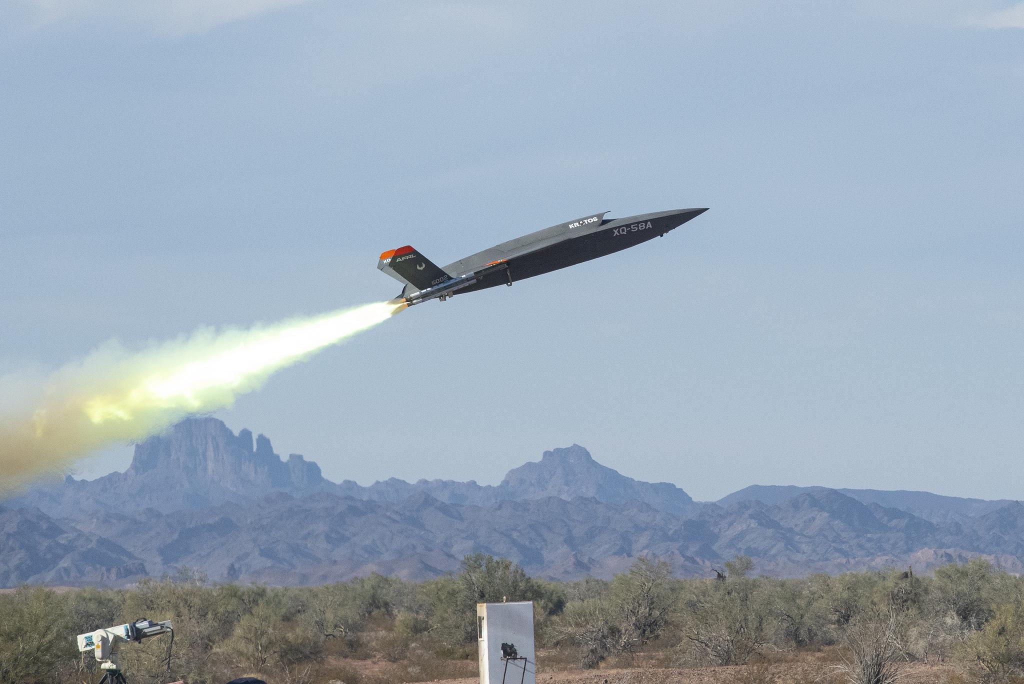 XQ-58A“女武神”无人机此前试验中的起飞画面，图源：美国空军