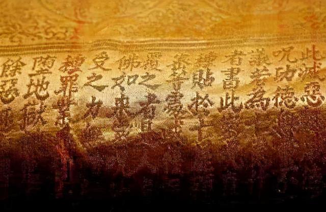 孙殿英盗乾隆墓扔掉一裹尸布一满清遗老留给子孙竟值13亿