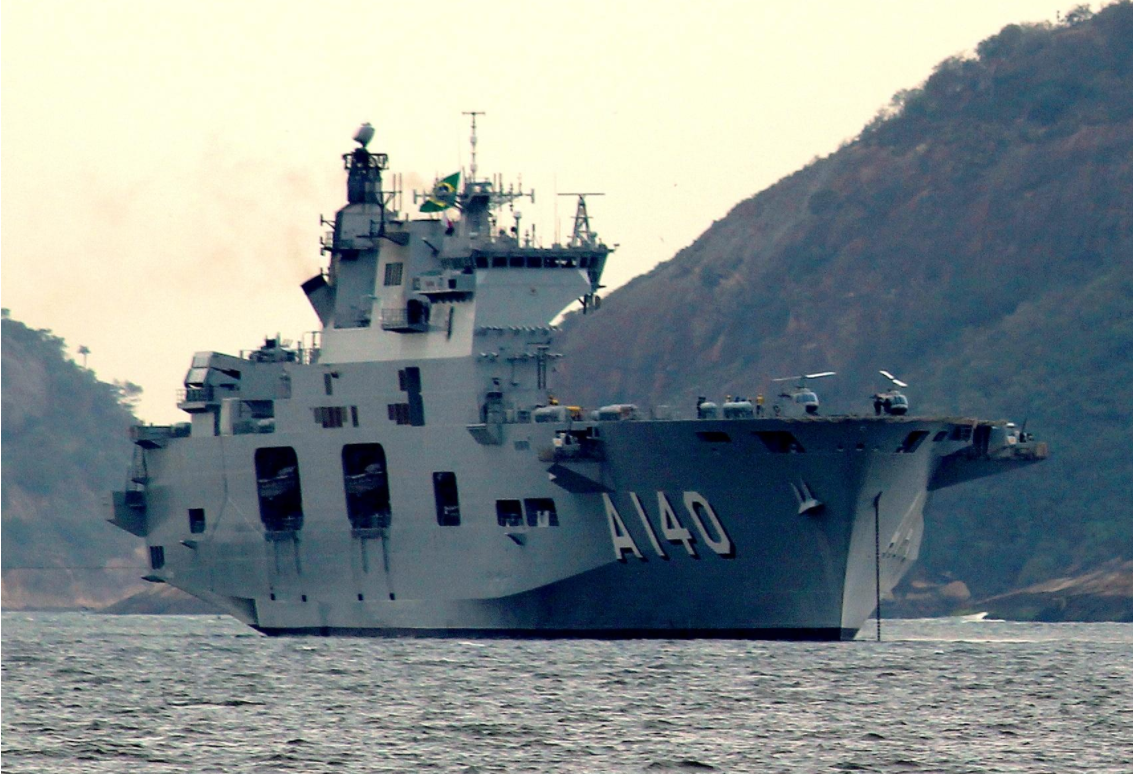 图为英国出售给巴西的"海洋"号两栖攻击舰.