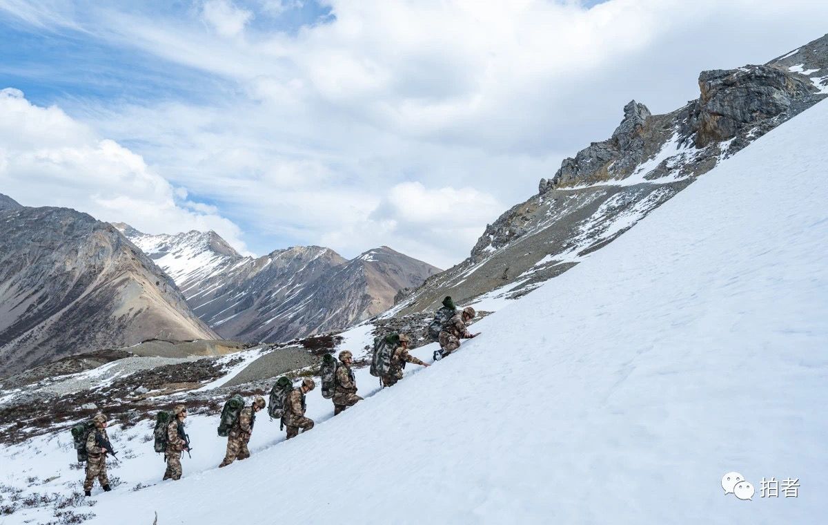 边防战士爬雪山图片图片