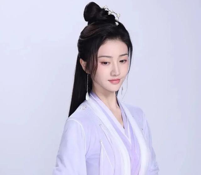 还有一部剧叫做《千秋令》,而这部剧据说就是补给景甜的古装新剧