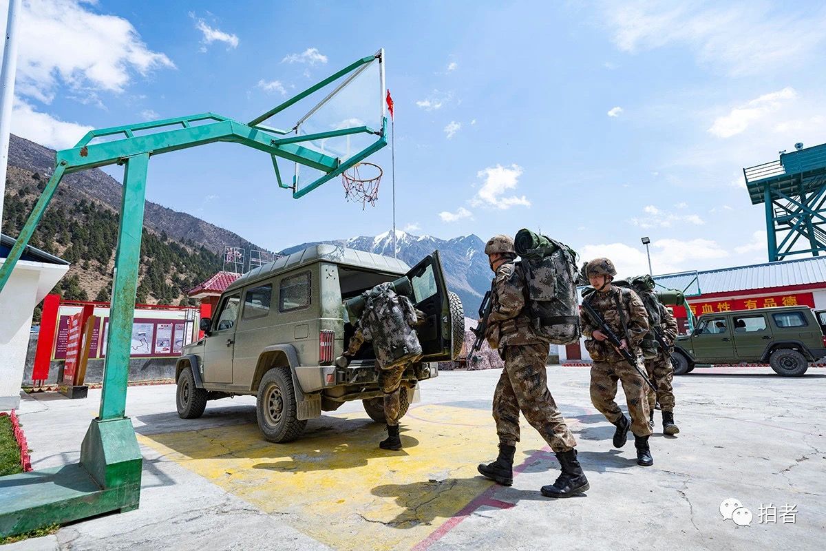 1951年,一支部队挺进察隅县,在每年雪山开山之际,派出小分队驻防日东.