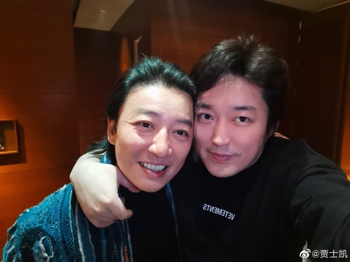 贾士凯晒与景甜张彬彬合影三人开心比耶