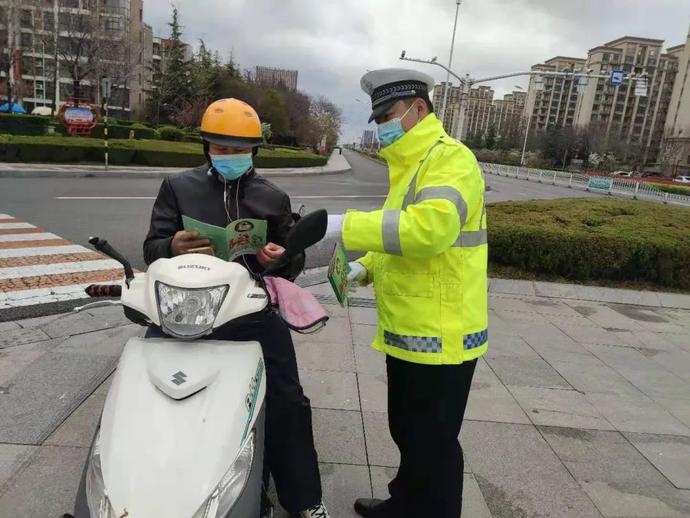 清明交警执勤忙为民服务守安康