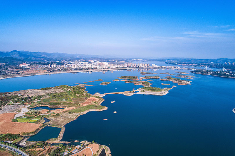 4月5日下午,湖北省十堰市郧阳城区境内汉江段碧波荡漾,一座座岛屿"