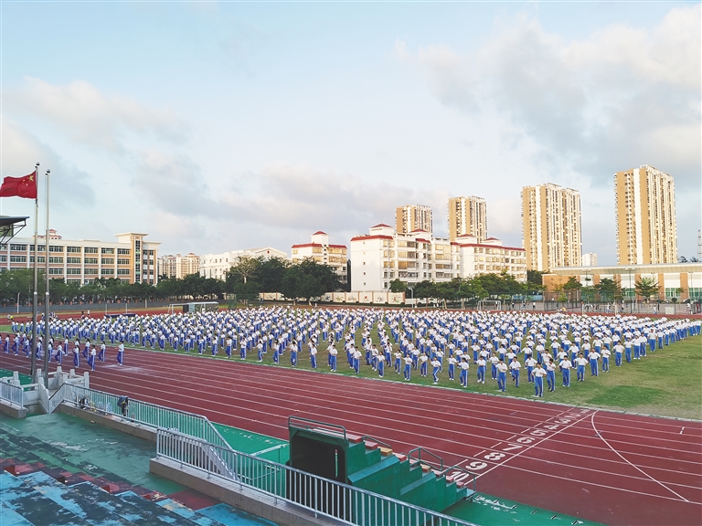 海口琼山中学: "最美课间操"秀出"最炫民族风"