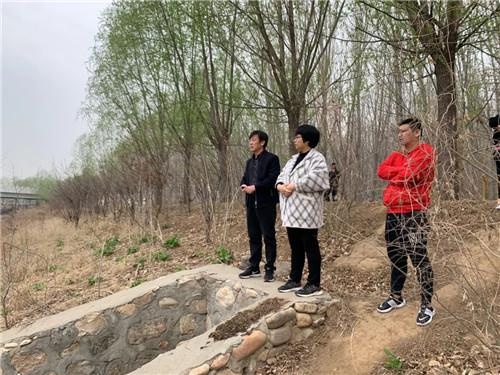 水务站工作人员,区水务局工作人员以及村级管水员到小辛寨石河,采取挂