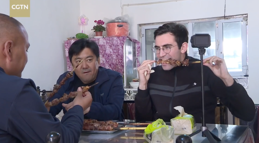 高佑思在棉农家享受美食(视频截图)