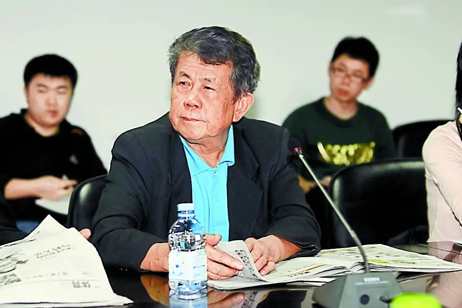 曾雪麟年轻人要有朝气但是不能太急躁