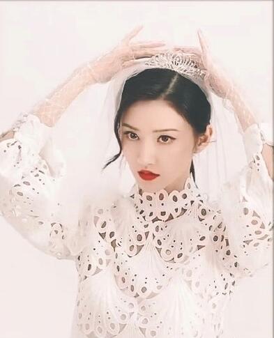 近日,有网友晒出景甜穿婚纱拍照视频,挽着头发,戴着头纱,身穿非常规款