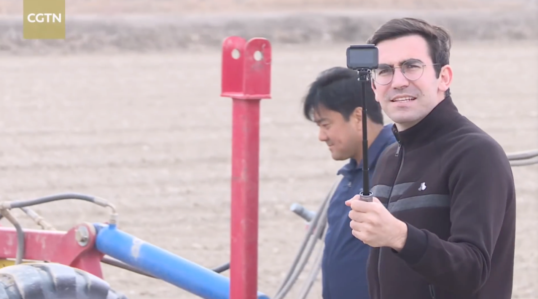 高佑思在新疆的棉花农场(视频截图)