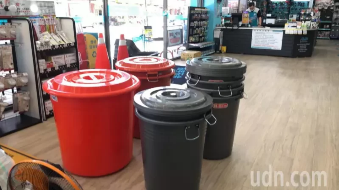台中市不少店家把水桶放在显眼的地方，方便消费者购买。图源：联合新闻网