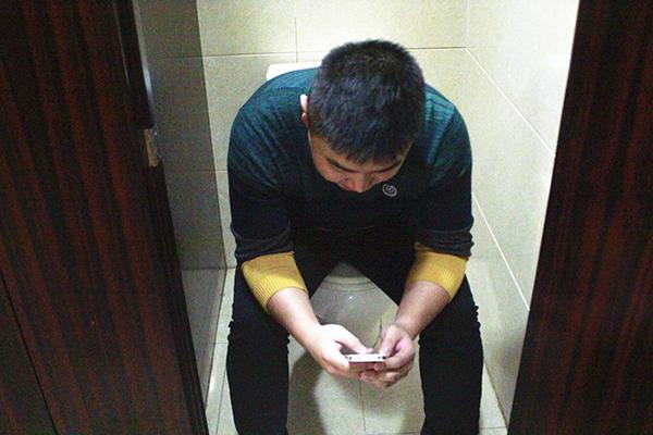 上厕所时蹲着好还是坐着好哪个更有利于排便