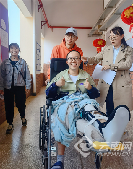 早fun暖心昆明聪哥骨折后坚持坐轮椅给学生上课