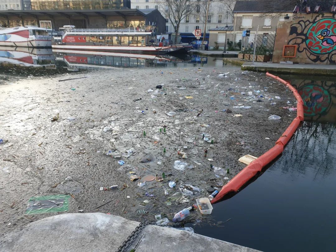 臭气弥漫民众怒骂巴黎市长巴黎已经脏成鬼了把干净巴黎还给我们