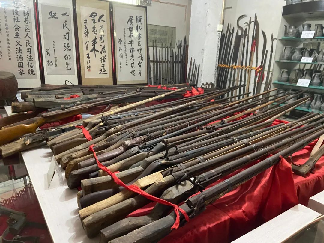 严帆收藏的部分红军使用过的土枪土炮.澎湃新闻记者 赵思维 摄