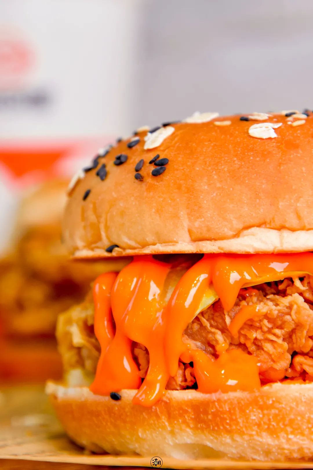 炸鸡的鲜嫩与酱香激烈撞击来自于派乐汉堡特制"卤辣风味酱"卤的醇香