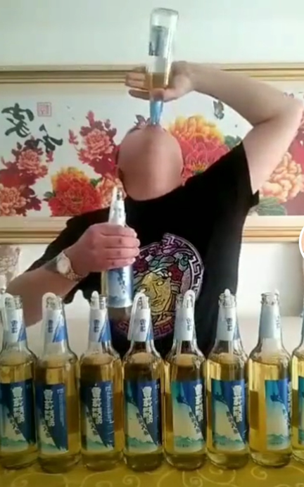 高度白酒玩吹瓶,再现畸形"喝播":为了流量,命都不要了!__财经头条