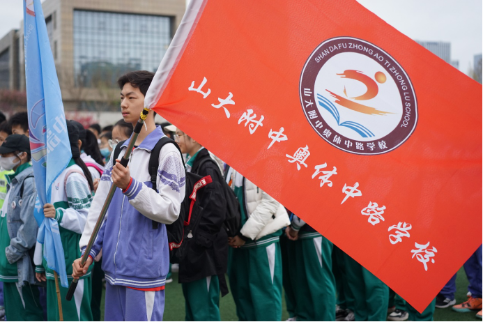 徒步35公里山大附中奥体中路学校师生用脚步丈量泉城
