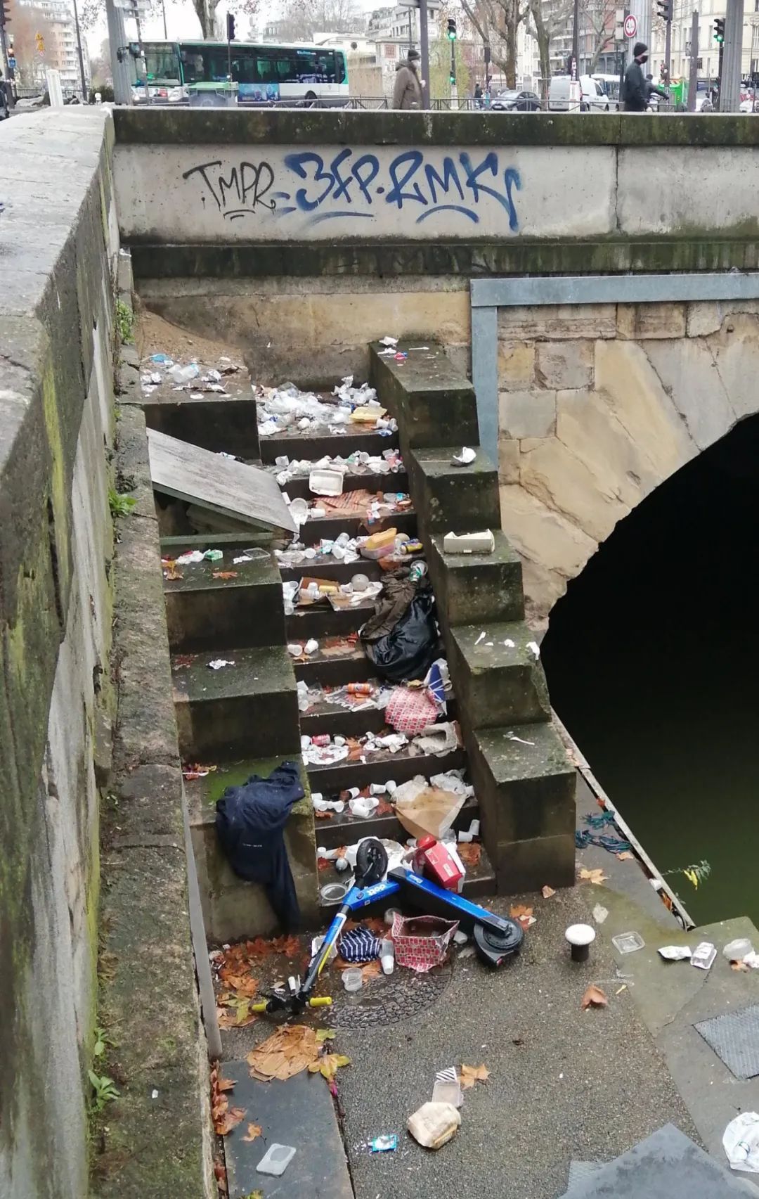 臭气弥漫民众怒骂巴黎市长巴黎已经脏成鬼了把干净巴黎还给我们